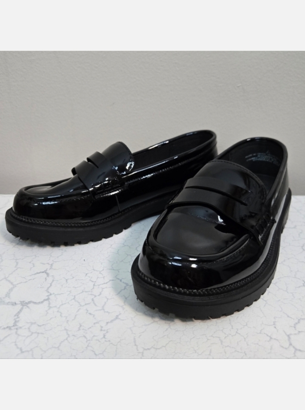 Old Navy Kids Classic Black Patent Faux Leather Loafers, Size 2 ~ EUC